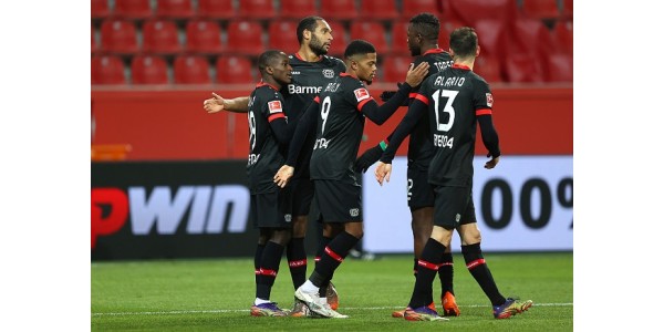 Bayer 04 Leverkusen besiegte Borussia Dortmund mit 2: 1 und gewann die Unterstützung des Publikums
